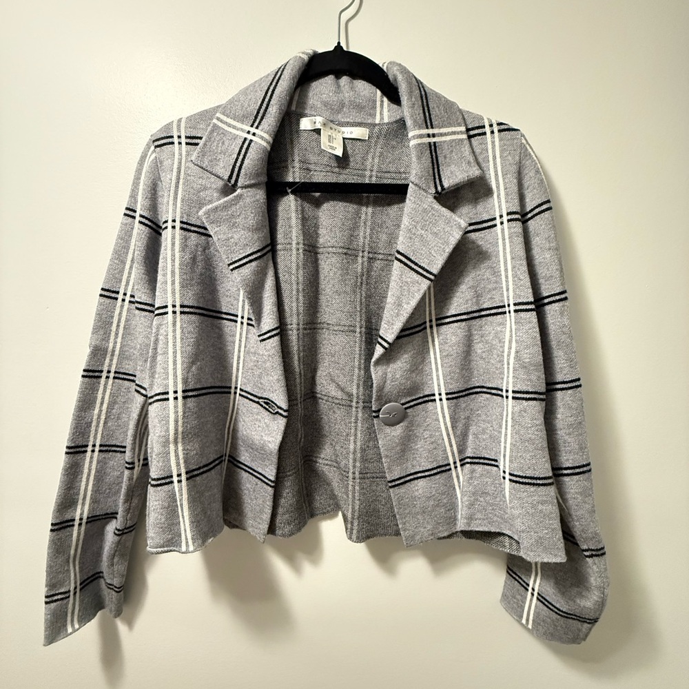 Max Studio Gray Blazer with Classic Lapel and Cropped Design